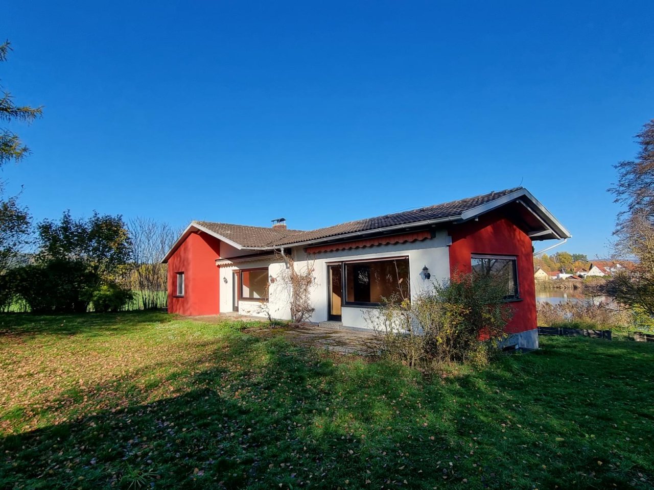 VERKAUFT - Ein See-Blick zum Träumen! Wohnen „mit einem Bein in der Natur“ auf 2.835 m² Grund!