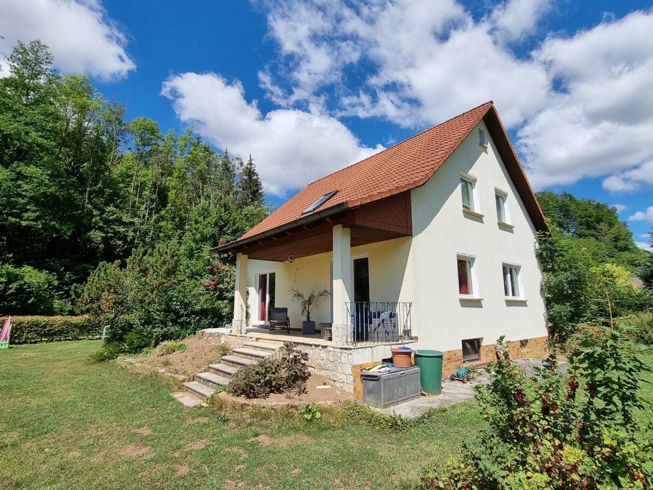 VERKAUFT - Modernisiertes Einfamilienhaus im Grünen