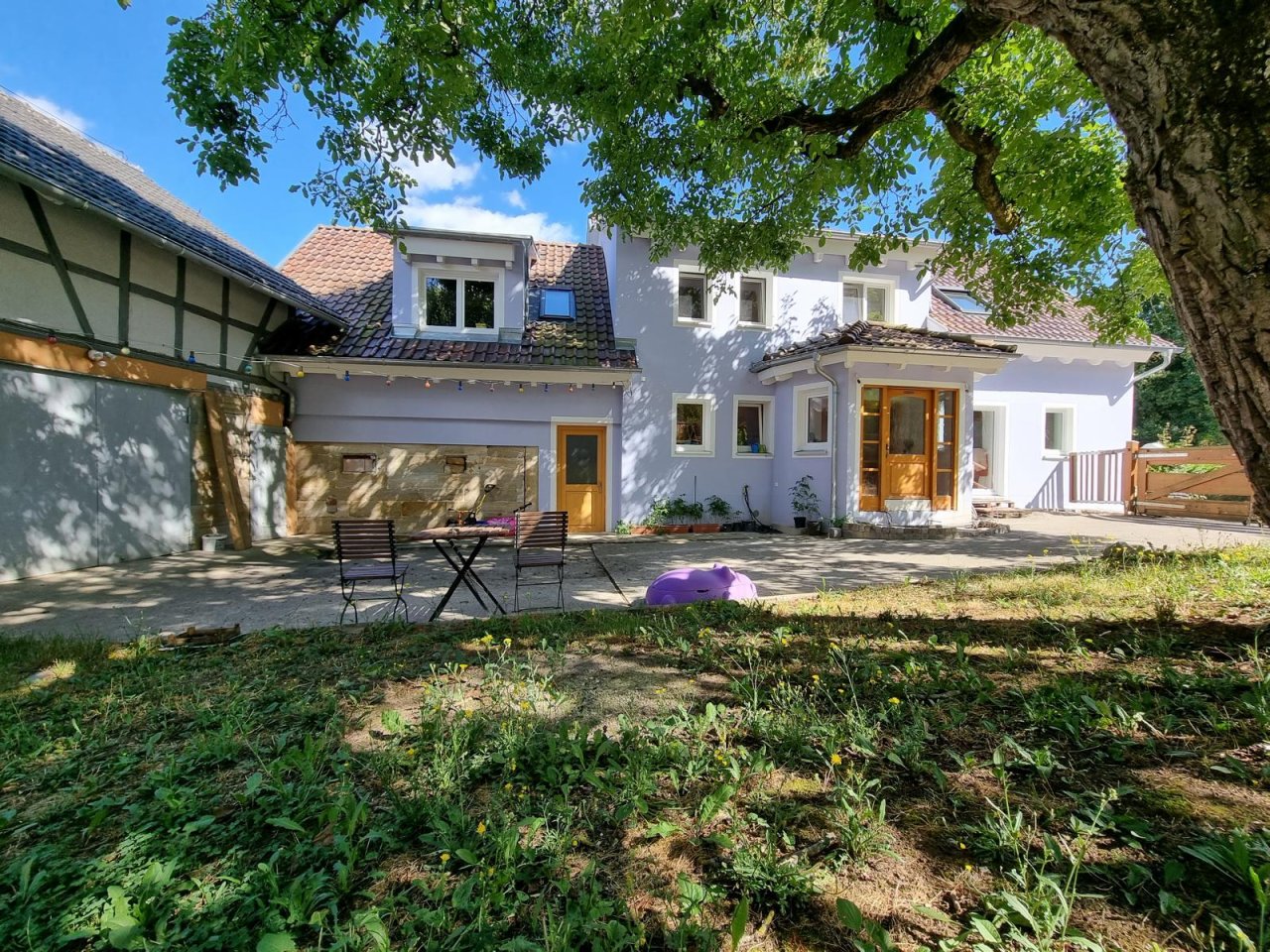 VERKAUFT - Ökologisch sanierter Dreiseithof auf ca. 2000 m² Grund südlich von Coburg!