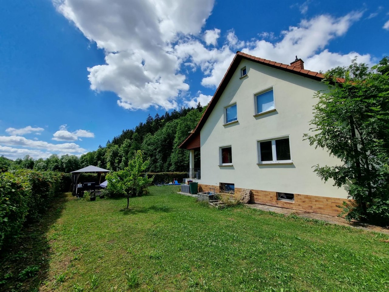 VERKAUFT - Modernisiertes Einfamilienhaus im Grünen
