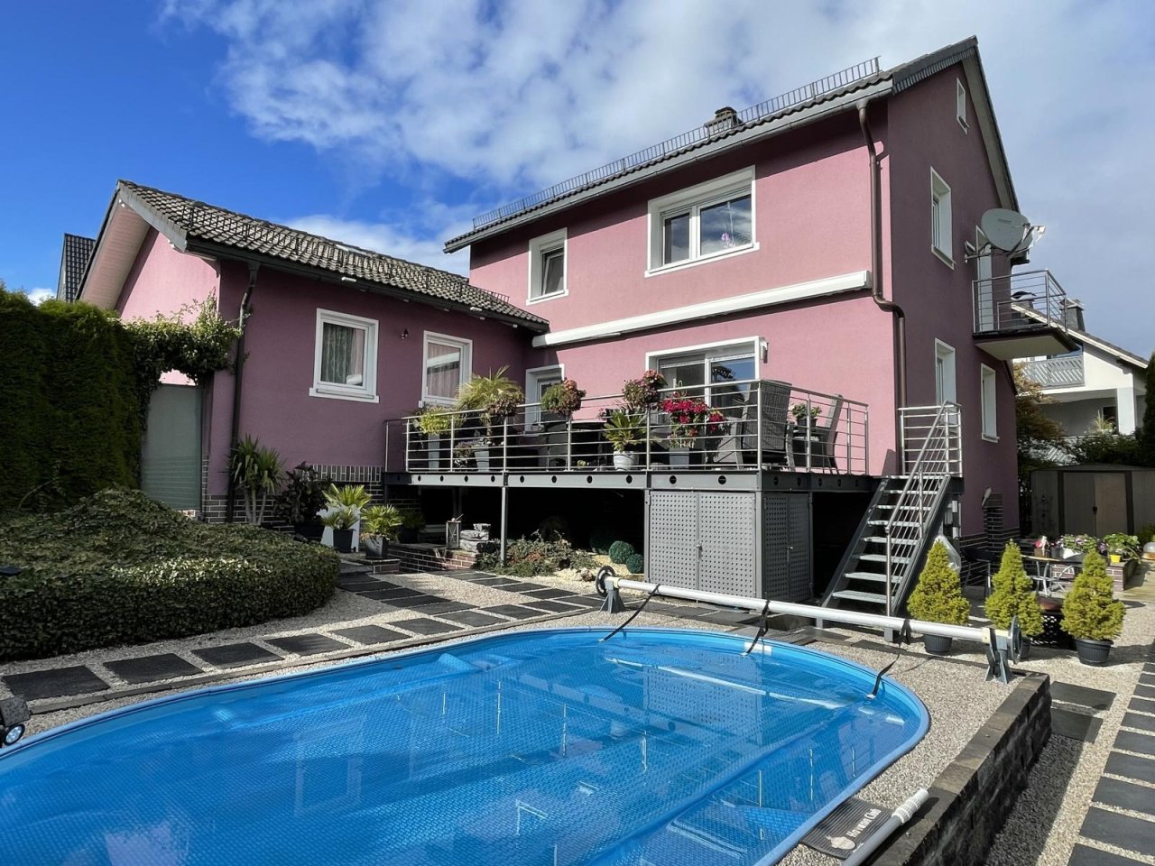 VERKAUFT - Einfamilienhaus mit paradiesischen Außenanlagen inkl. Pool