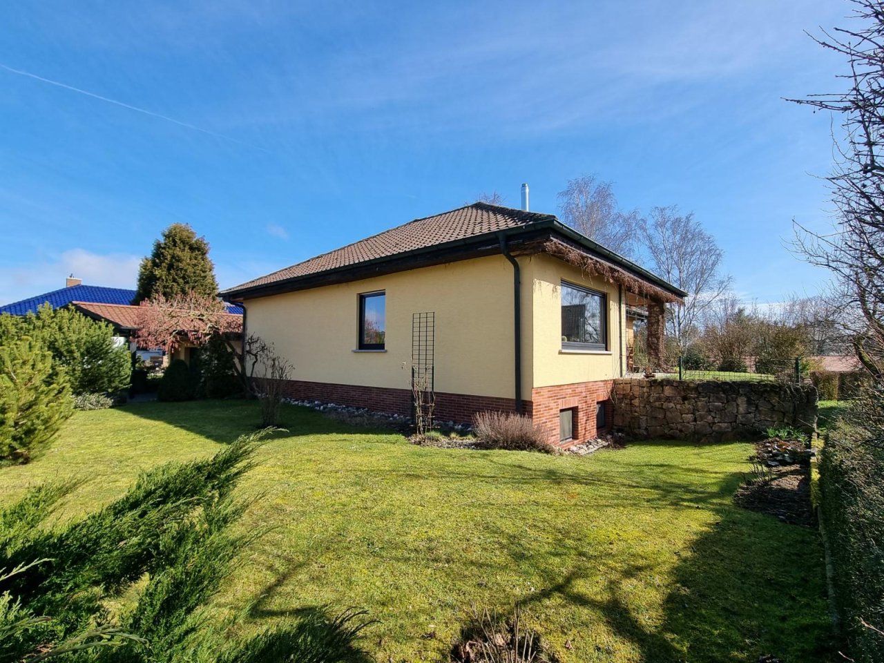 VERKAUFT - Liebenswerter Winkelbungalow in idyllischer Lage!