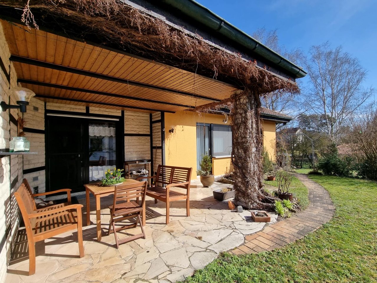 VERKAUFT - Liebenswerter Winkelbungalow in idyllischer Lage!