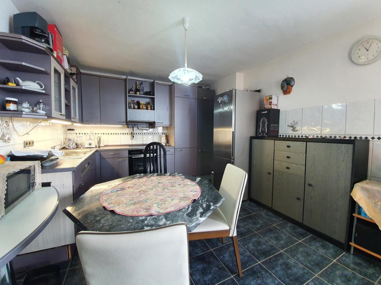 Schöne 2,5-Zi.-Wohnung inklusive EBK & Balkon & Kfz-Stellplatz - Nähe Thüringer Kreuz