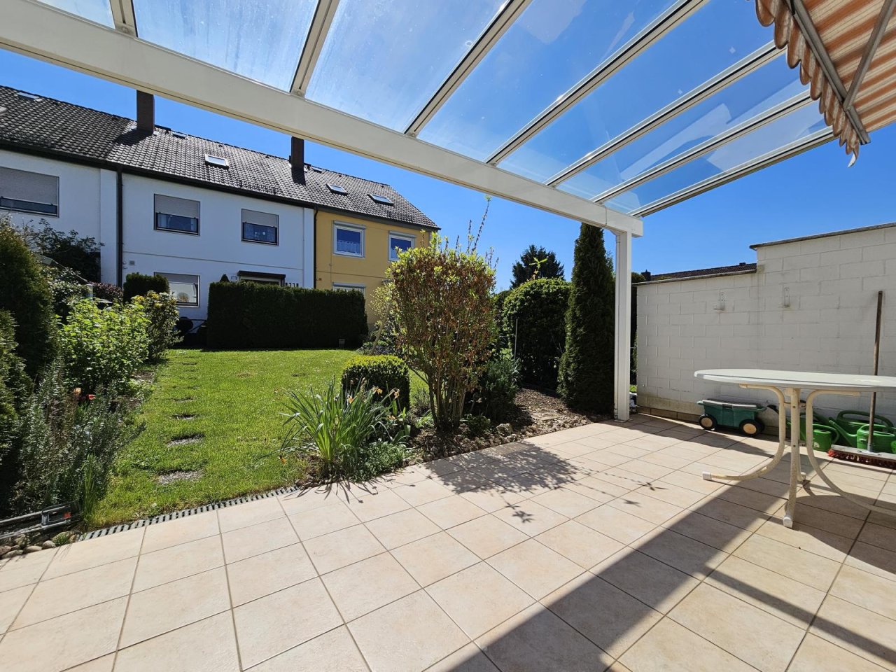 VERKAUFT - Modernisiertes Reihenhaus mit Garage in angenehm ruhiger Top-Lage von Dörfles-Esbach!