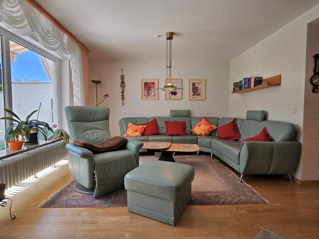 VERKAUFT - Modernisiertes Reihenhaus mit Garage in angenehm ruhiger Top-Lage von Dörfles-Esbach!