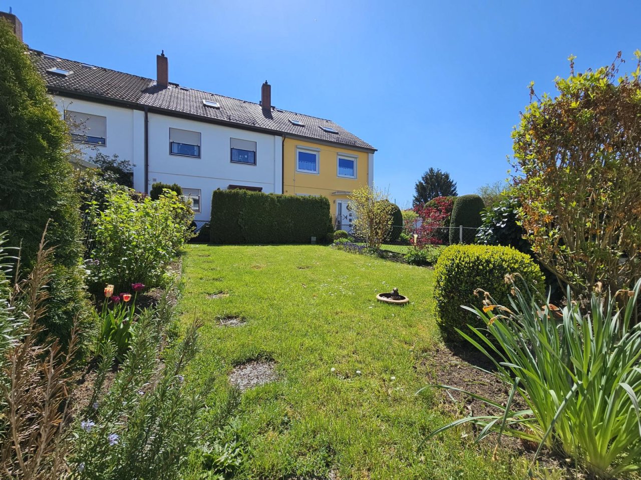 VERKAUFT - Modernisiertes Reihenhaus mit Garage in angenehm ruhiger Top-Lage von Dörfles-Esbach!