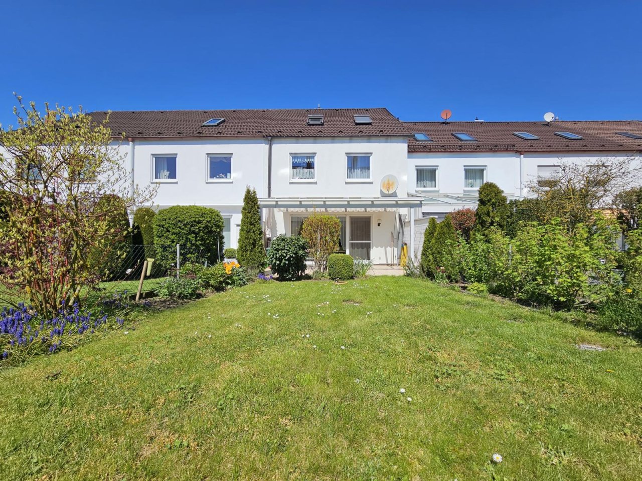 VERKAUFT - Modernisiertes Reihenhaus mit Garage in angenehm ruhiger Top-Lage von Dörfles-Esbach!