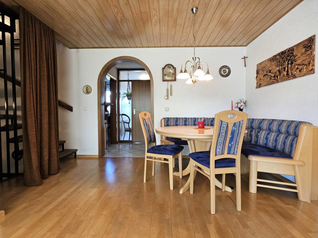 VERKAUFT - Modernisiertes Reihenhaus mit Garage in angenehm ruhiger Top-Lage von Dörfles-Esbach!