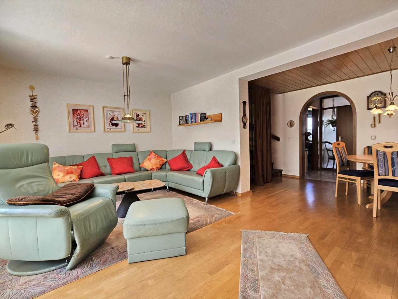 VERKAUFT - Modernisiertes Reihenhaus mit Garage in angenehm ruhiger Top-Lage von Dörfles-Esbach!