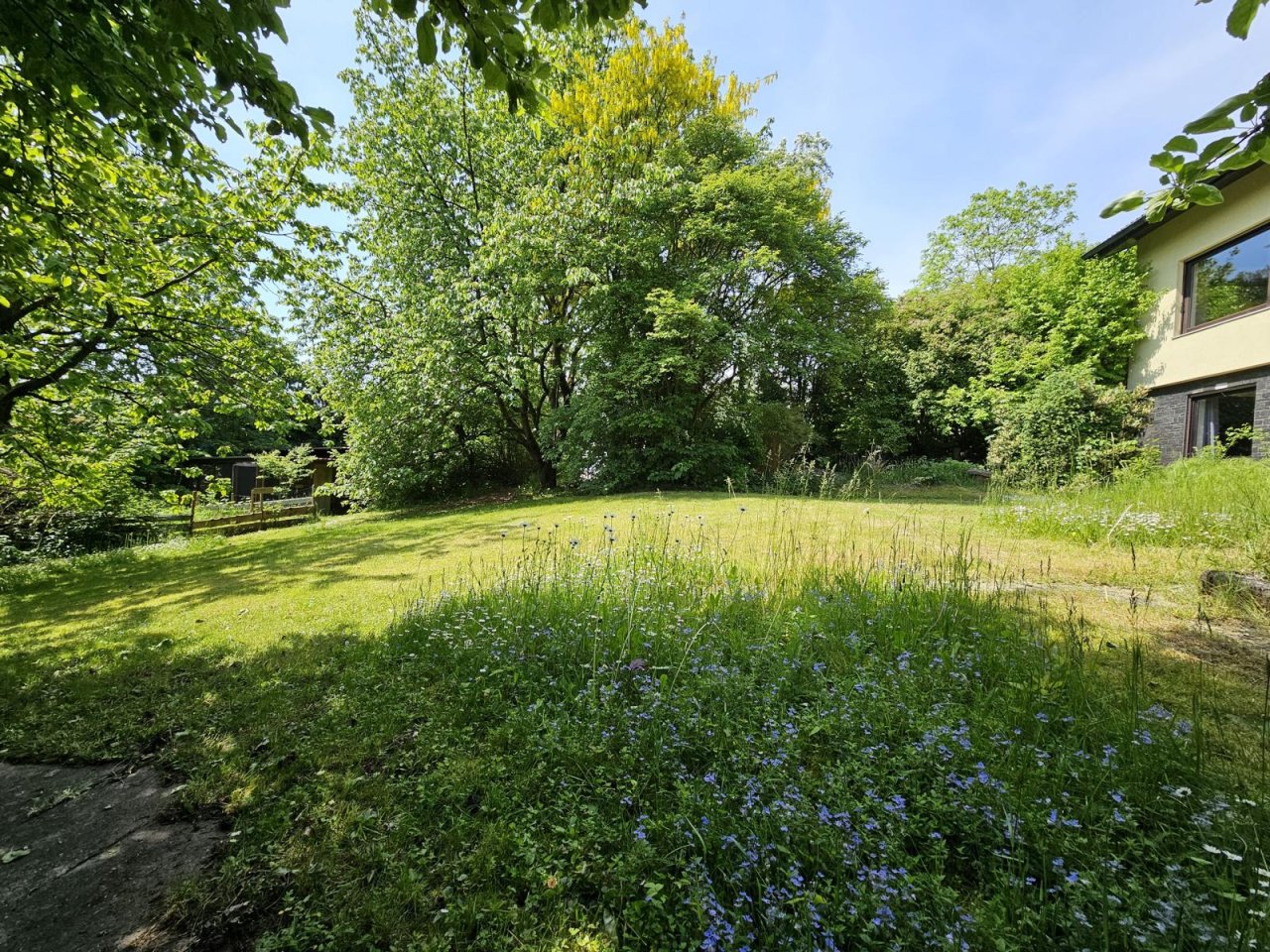 VERKAUFT-Familienparadies mit Weitblick: Ein- bis Zweifamilienhaus mit traumhaftem Garten