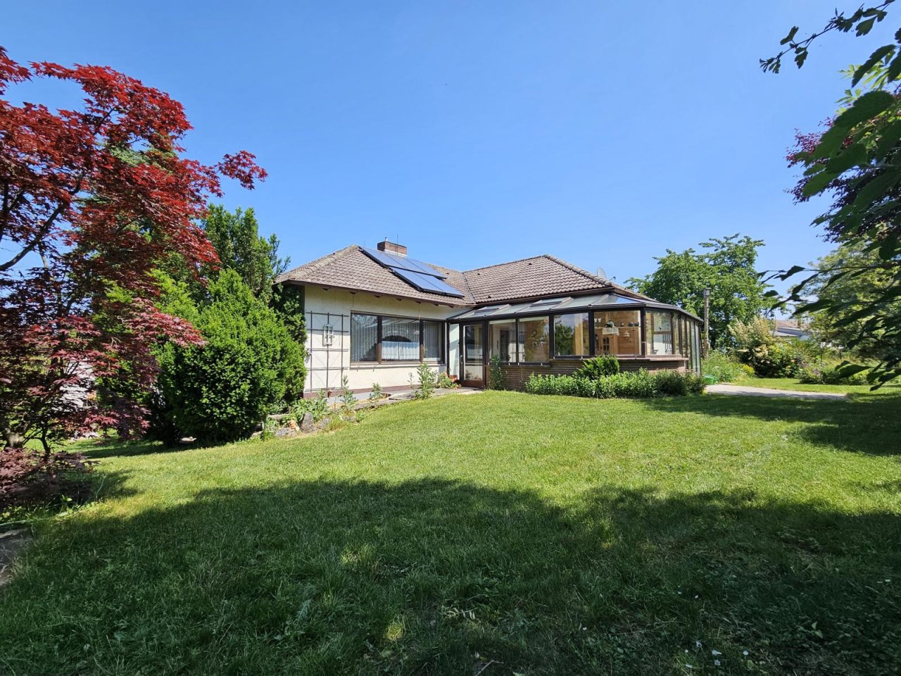 VERKAUFT - IHR Winkelbungalow in Weidach mit traumhaften Garten!