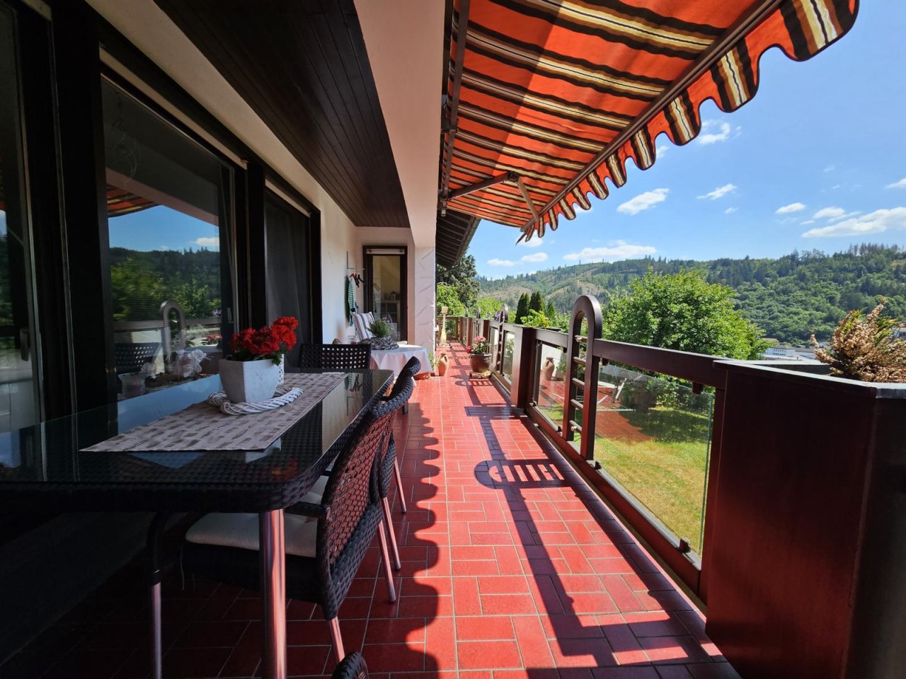 VERKAUFT - Wohnen wie im Urlaub! Eindrucksvolles Anwesen mit Blick und 2 Balkone, Nähe Kronach!