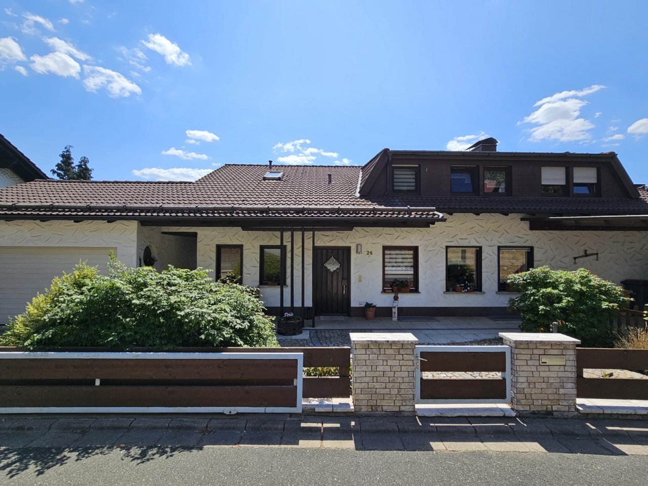 VERKAUFT - Wohnen wie im Urlaub! Eindrucksvolles Anwesen mit Blick und 2 Balkone, Nähe Kronach!