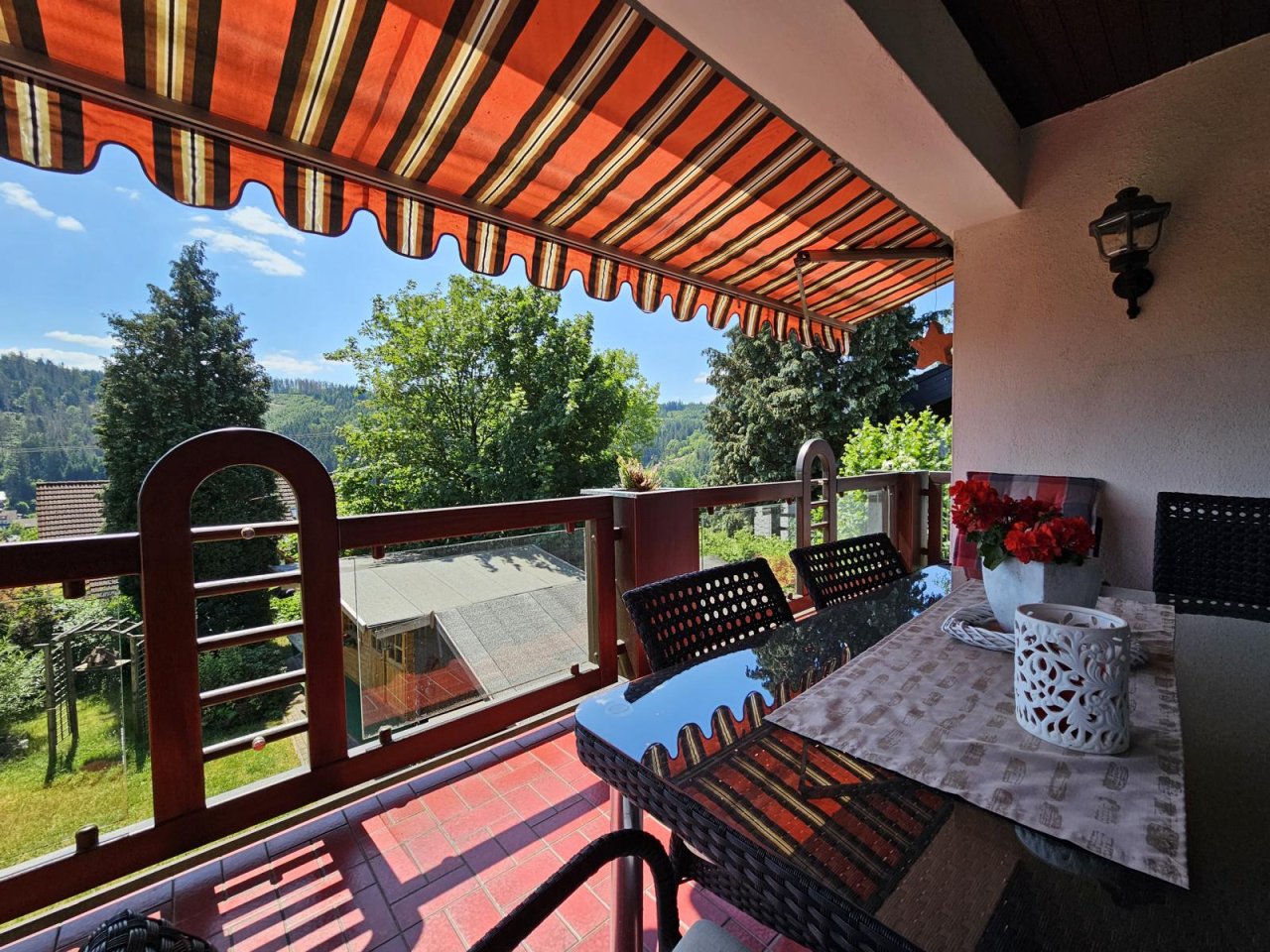 VERKAUFT - Wohnen wie im Urlaub! Eindrucksvolles Anwesen mit Blick und 2 Balkone, Nähe Kronach!