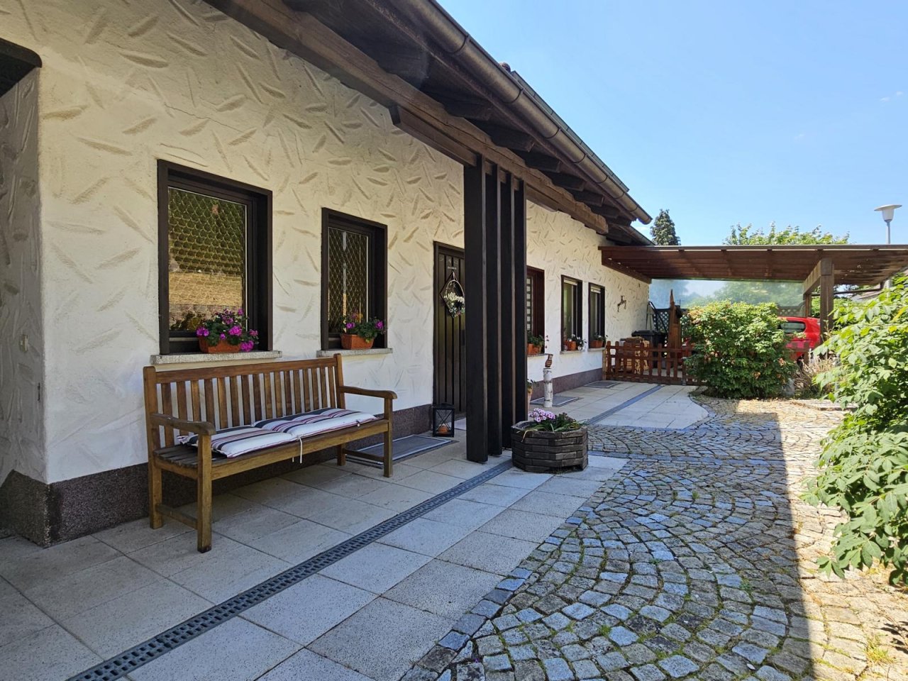 VERKAUFT - Wohnen wie im Urlaub! Eindrucksvolles Anwesen mit Blick und 2 Balkone, Nähe Kronach!