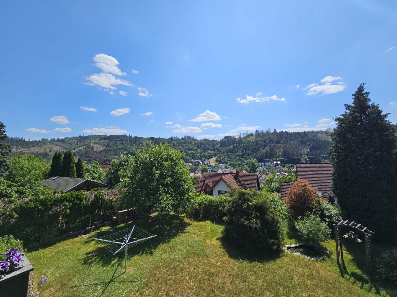 VERKAUFT - Wohnen wie im Urlaub! Eindrucksvolles Anwesen mit Blick und 2 Balkone, Nähe Kronach!