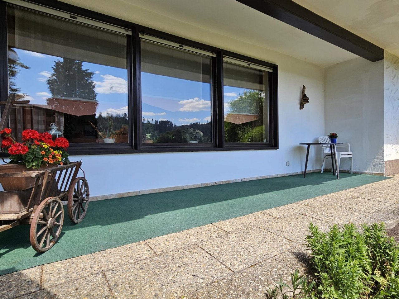 VERKAUFT - Wohnen wie im Urlaub! Eindrucksvolles Anwesen mit Blick und 2 Balkone, Nähe Kronach!