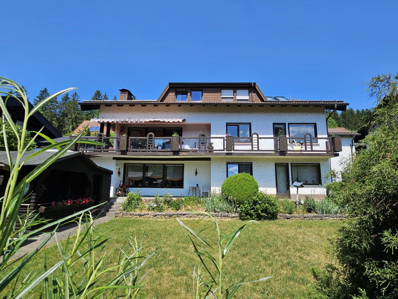 VERKAUFT - Wohnen wie im Urlaub! Eindrucksvolles Anwesen mit Blick und 2 Balkone, Nähe Kronach!