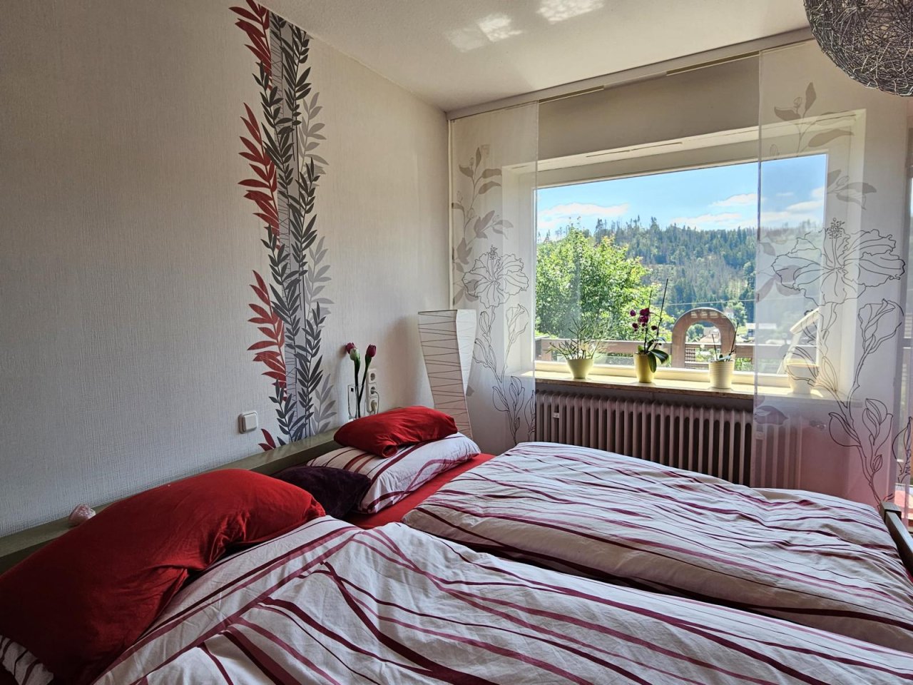 VERKAUFT - Wohnen wie im Urlaub! Eindrucksvolles Anwesen mit Blick und 2 Balkone, Nähe Kronach!