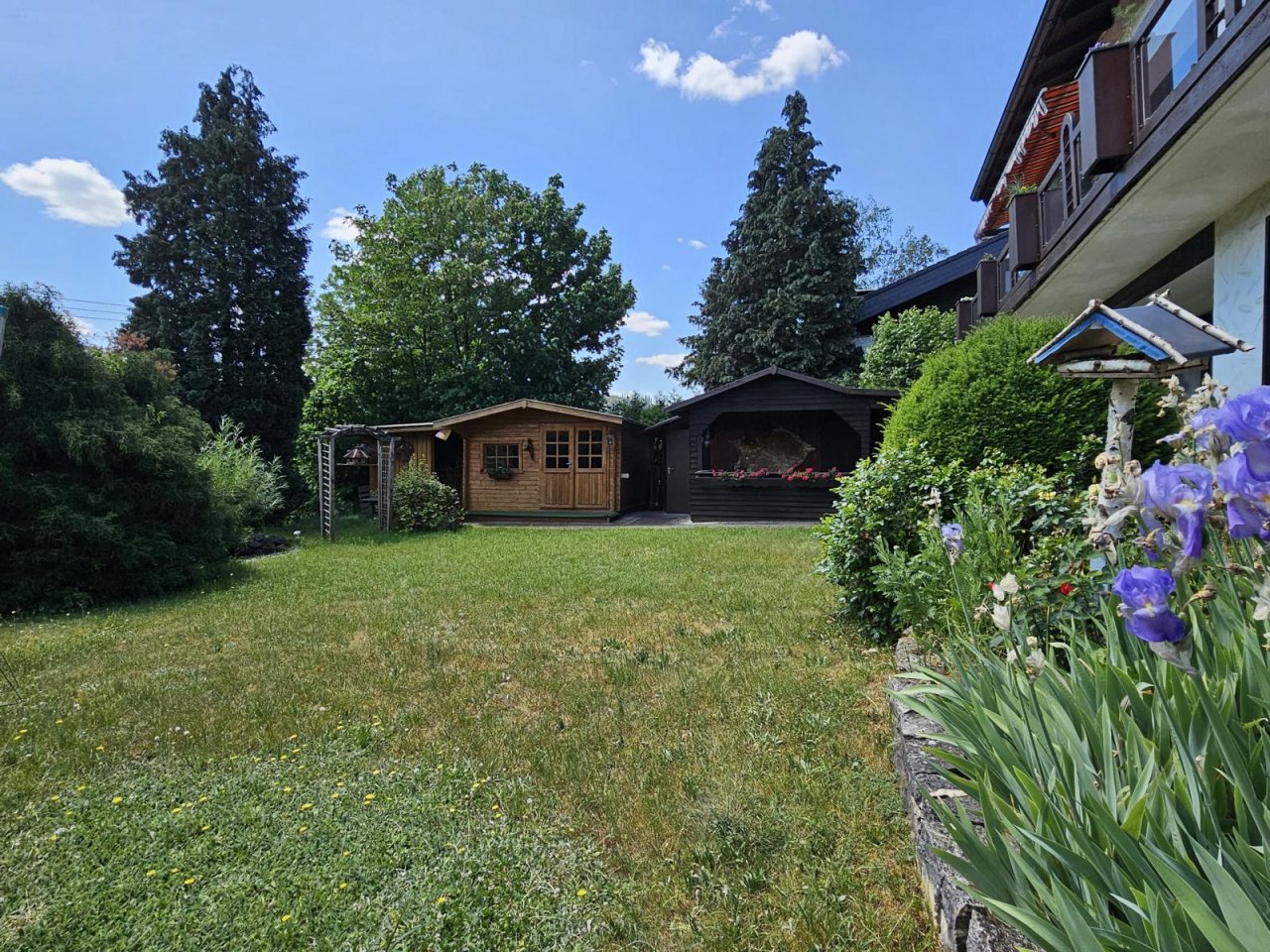 VERKAUFT - Wohnen wie im Urlaub! Eindrucksvolles Anwesen mit Blick und 2 Balkone, Nähe Kronach!