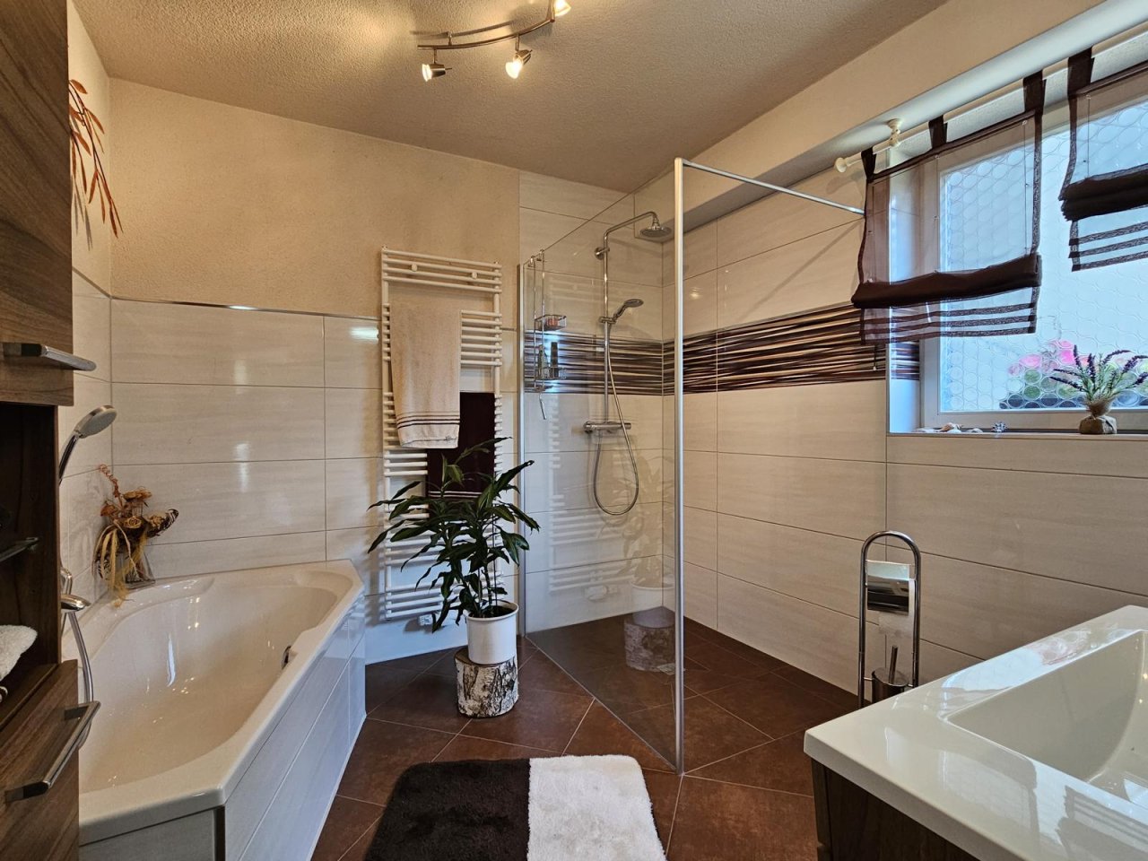 VERKAUFT - Wohnen wie im Urlaub! Eindrucksvolles Anwesen mit Blick und 2 Balkone, Nähe Kronach!