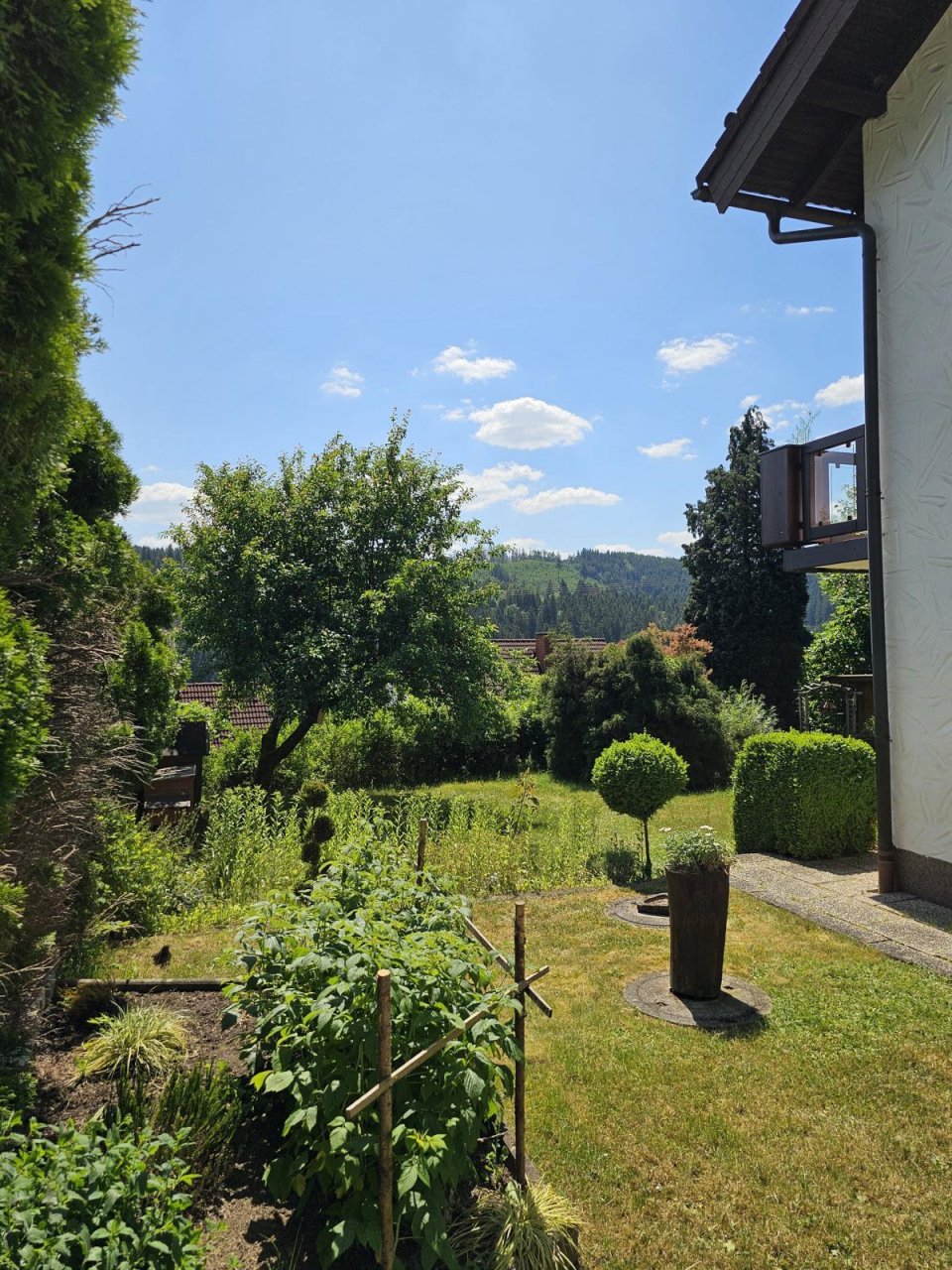 VERKAUFT - Wohnen wie im Urlaub! Eindrucksvolles Anwesen mit Blick und 2 Balkone, Nähe Kronach!