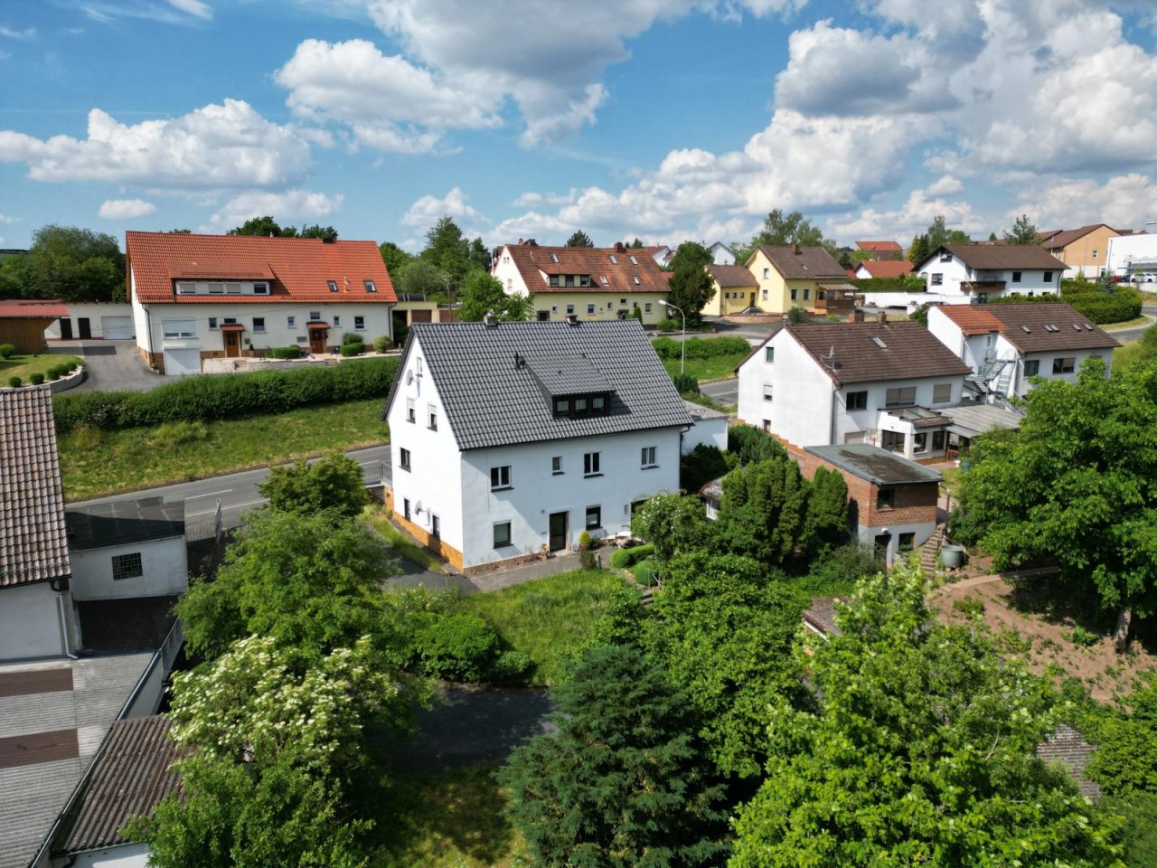 VERKAUFT - Gepflegtes Wohnhaus auf 1.743 m² großem Traumgrundstück in Rödental!