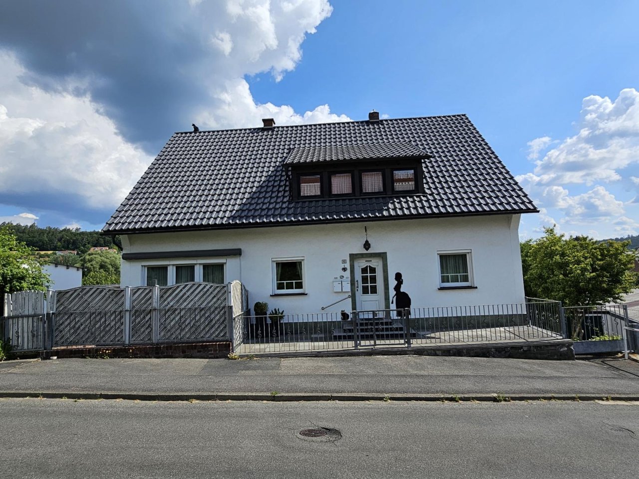 VERKAUFT - Gepflegtes Wohnhaus auf 1.743 m² großem Traumgrundstück in Rödental!