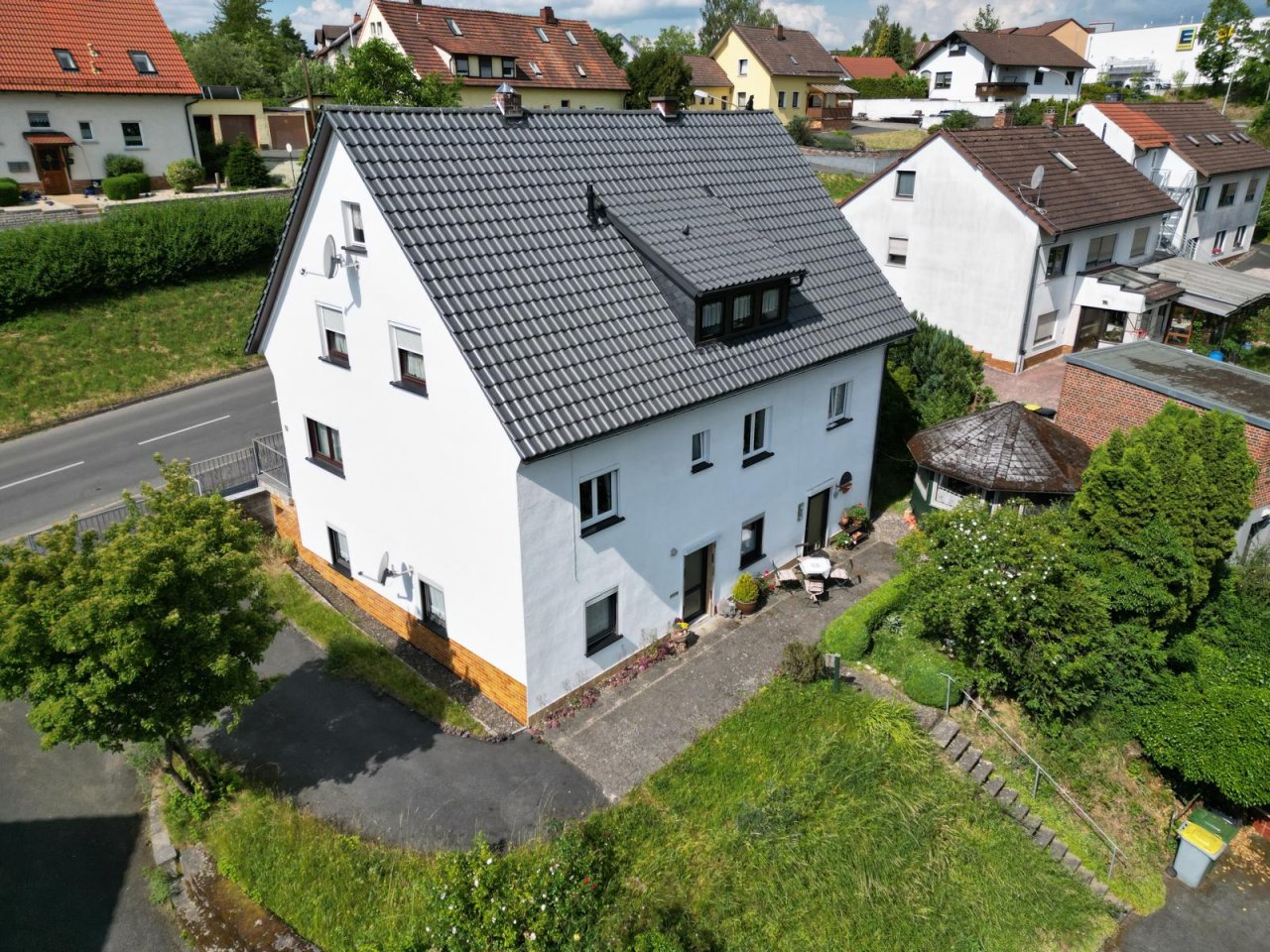 VERKAUFT - Gepflegtes Wohnhaus auf 1.743 m² großem Traumgrundstück in Rödental!