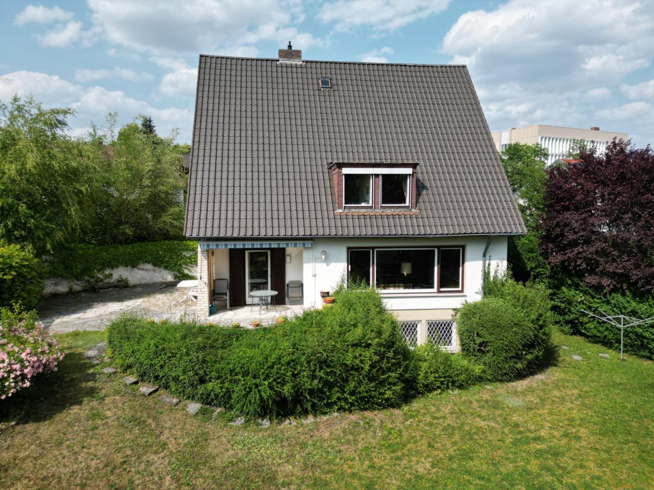 VERKAUFT - Wohnen mit Herz in nostalgischer Arzt-Villa in Edellage von Coburg!