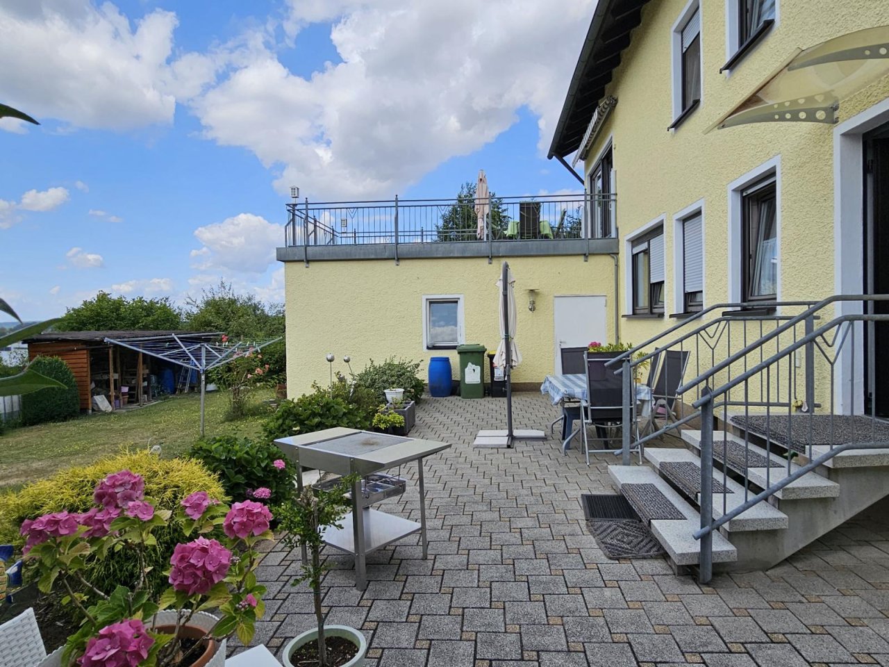 VERKAUFT - Harmonisches Wohnhaus mit faszinierender Dachterrasse!