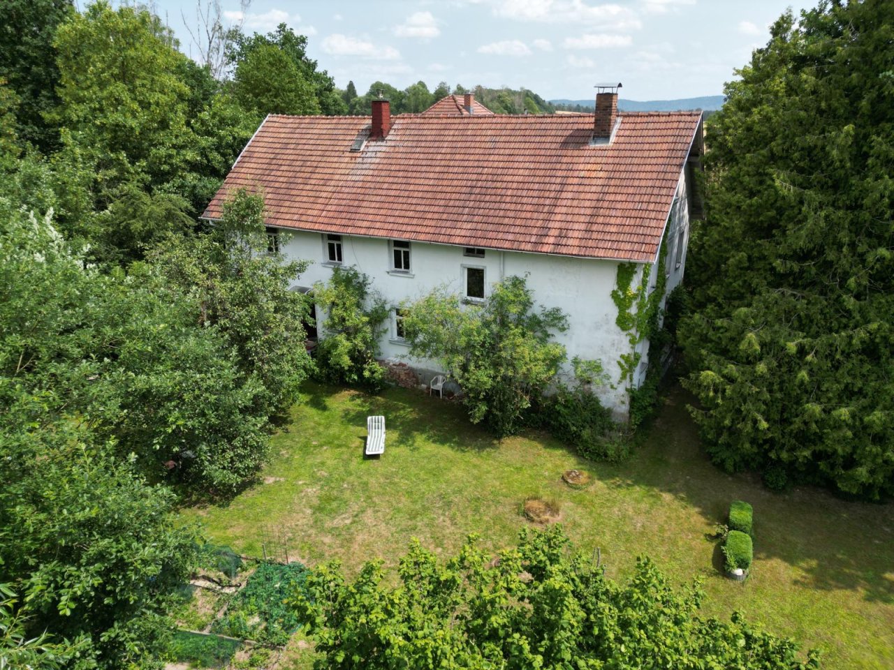 VERKAUFT - Wohnen im Park! Auf 2.086 m² Grund mit altem Baumbestand an idyllischem Bachlauf!