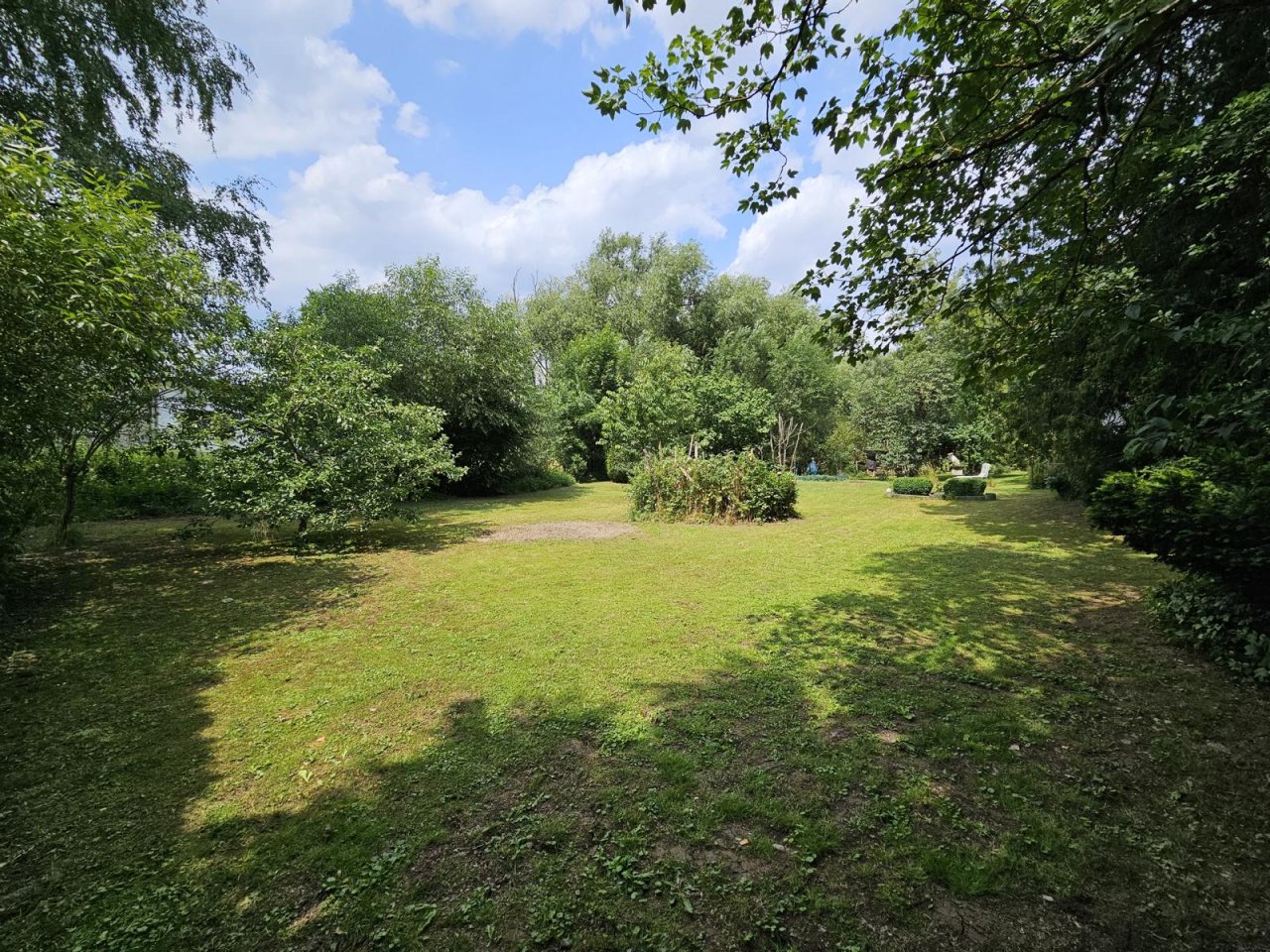 VERKAUFT - Wohnen im Park! Auf 2.086 m² Grund mit altem Baumbestand an idyllischem Bachlauf!