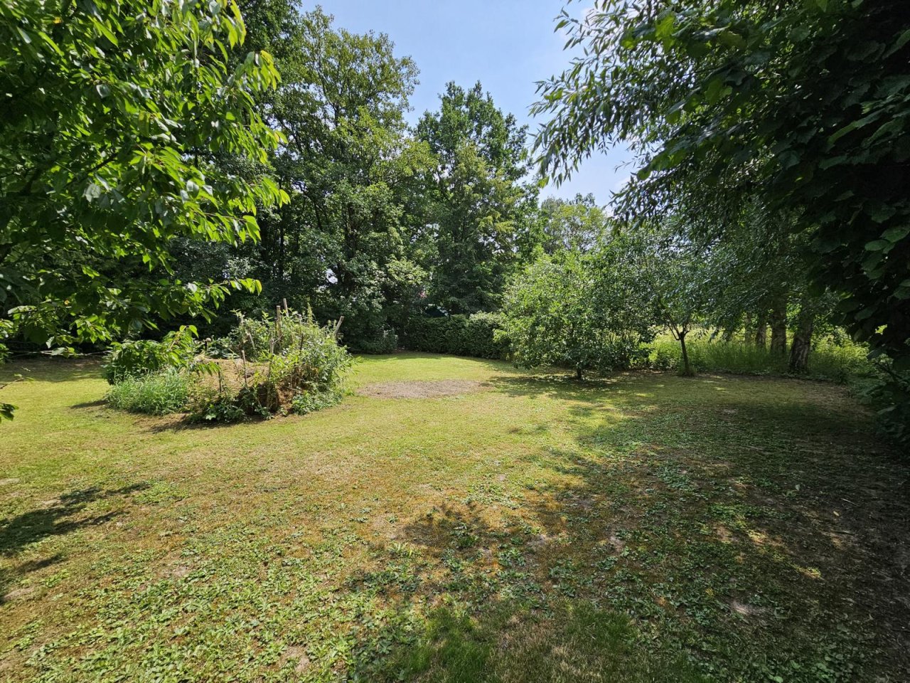 VERKAUFT - Wohnen im Park! Auf 2.086 m² Grund mit altem Baumbestand an idyllischem Bachlauf!