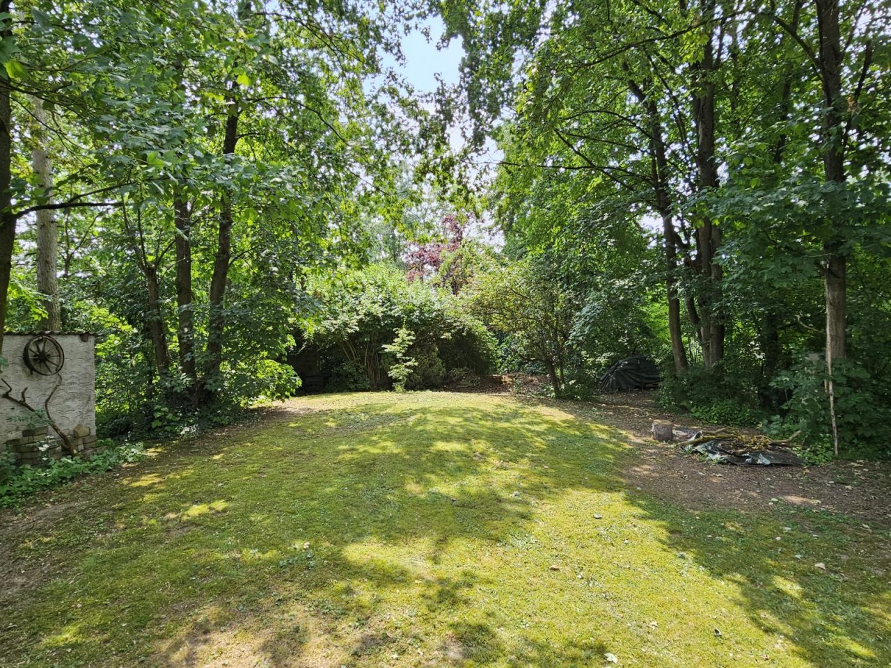 VERKAUFT - Wohnen im Park! Auf 2.086 m² Grund mit altem Baumbestand an idyllischem Bachlauf!