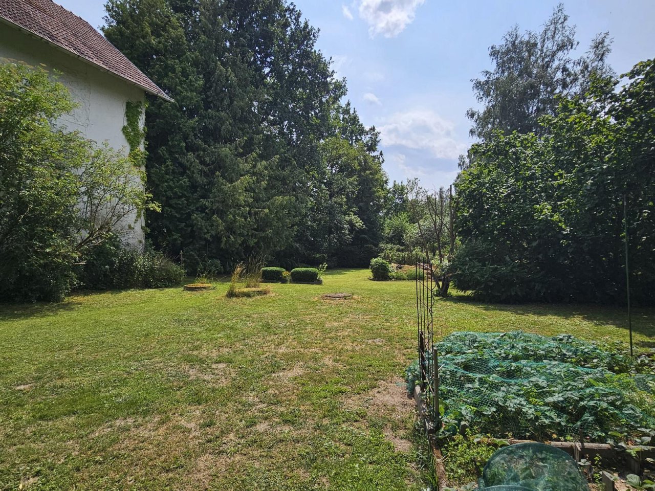 VERKAUFT - Wohnen im Park! Auf 2.086 m² Grund mit altem Baumbestand an idyllischem Bachlauf!