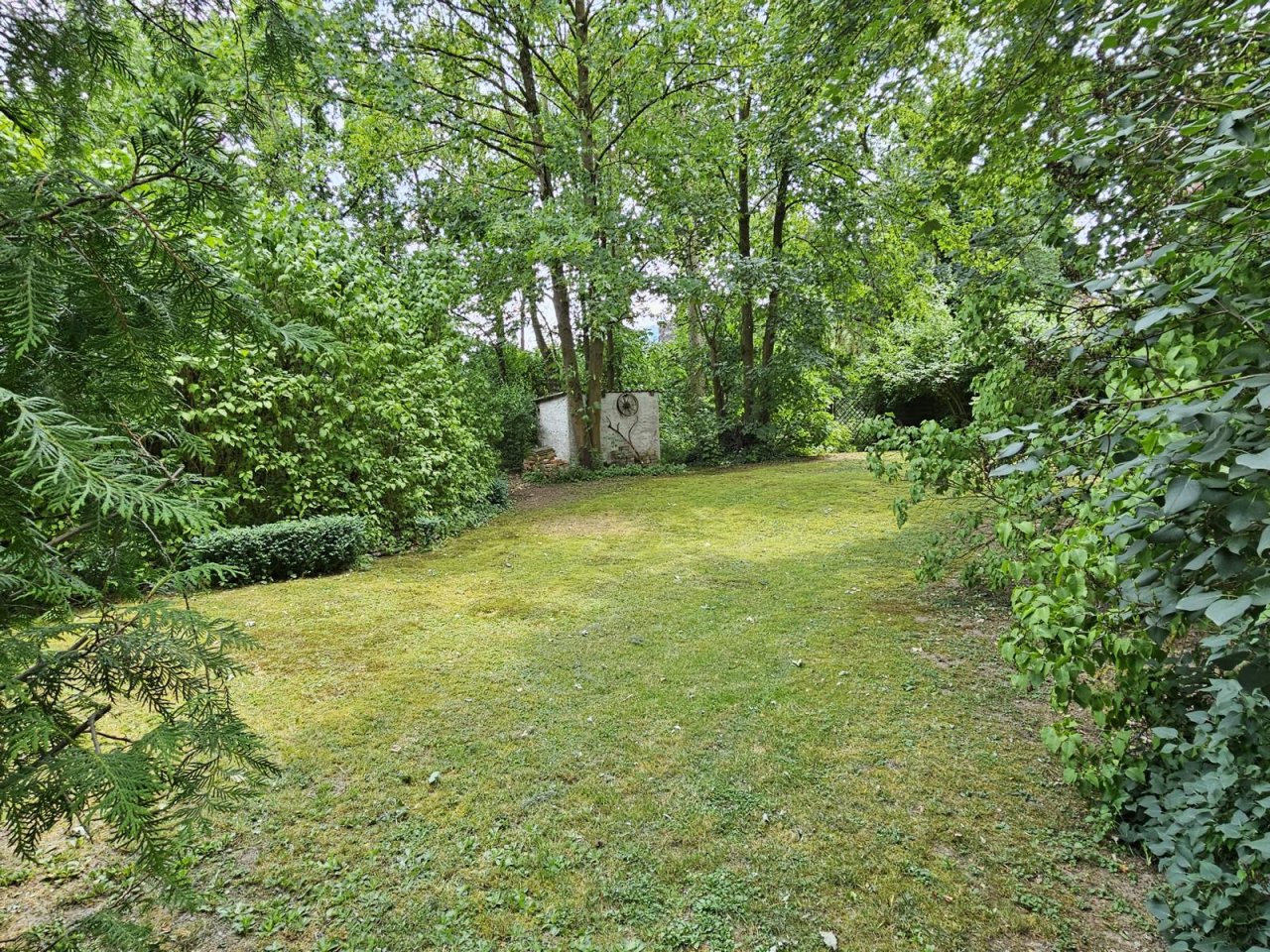 VERKAUFT - Wohnen im Park! Auf 2.086 m² Grund mit altem Baumbestand an idyllischem Bachlauf!