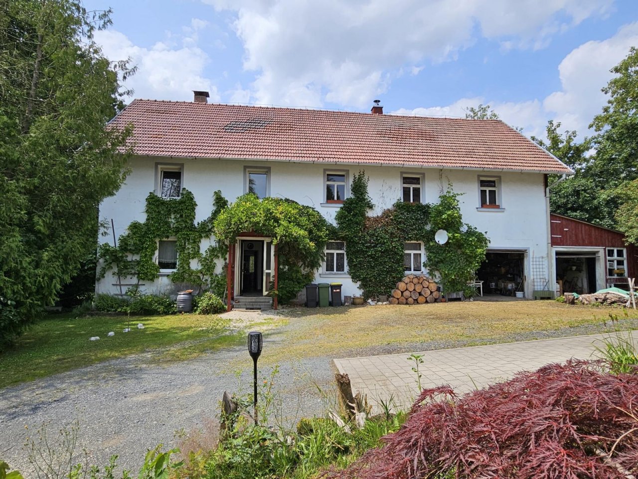 VERKAUFT - Wohnen im Park! Auf 2.086 m² Grund mit altem Baumbestand an idyllischem Bachlauf!