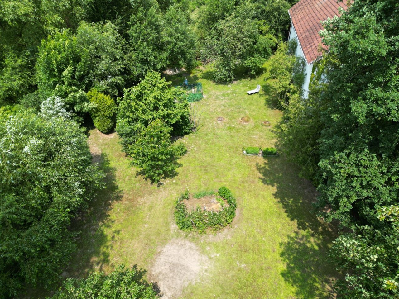 VERKAUFT - Wohnen im Park! Auf 2.086 m² Grund mit altem Baumbestand an idyllischem Bachlauf!