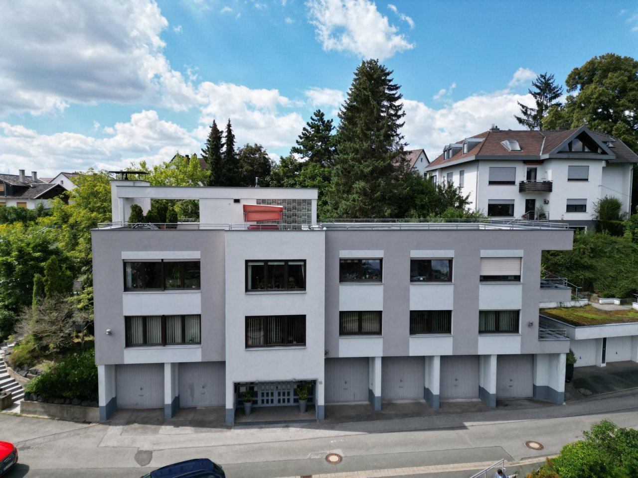 VERKAUFT - Einzigartiges Wohnen mit paradiesischem Garten & 2 Garagen!