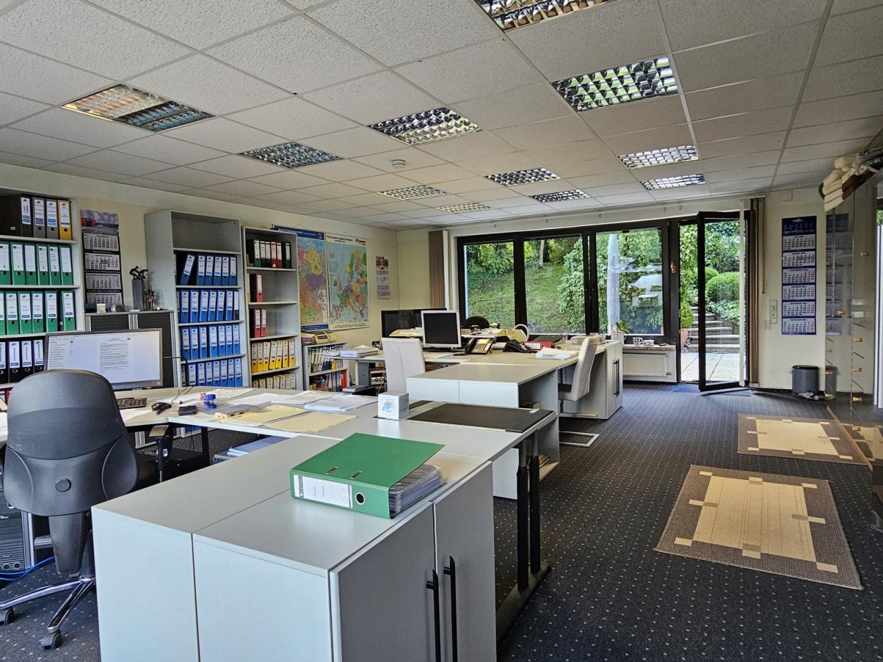 VERKAUFT - Einzigartiges Wohnen mit paradiesischem Garten & 2 Garagen!