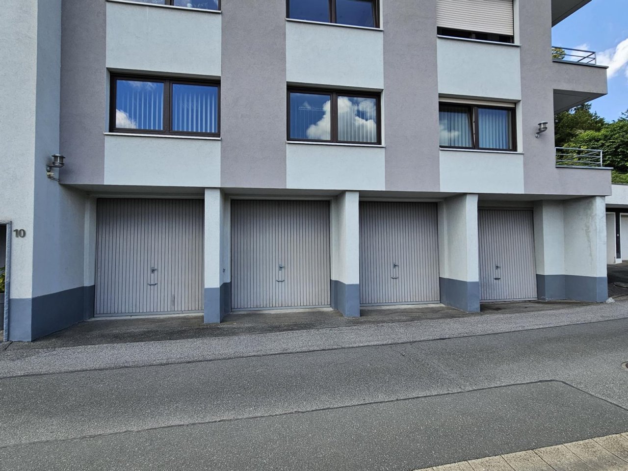 VERKAUFT - Einzigartiges Wohnen mit paradiesischem Garten & 2 Garagen!