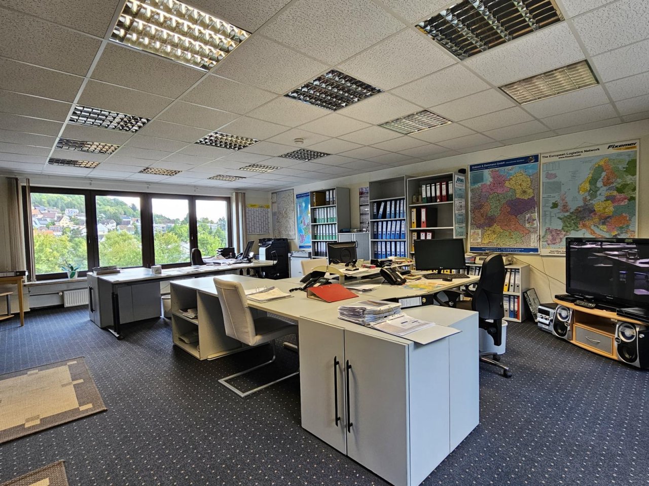 VERKAUFT - Einzigartiges Wohnen mit paradiesischem Garten & 2 Garagen!