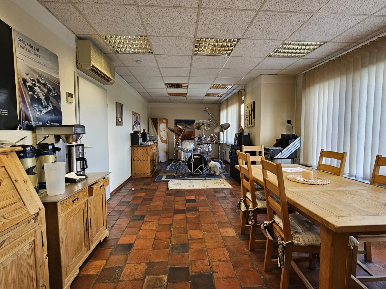 VERKAUFT - Einzigartiges Wohnen mit paradiesischem Garten & 2 Garagen!