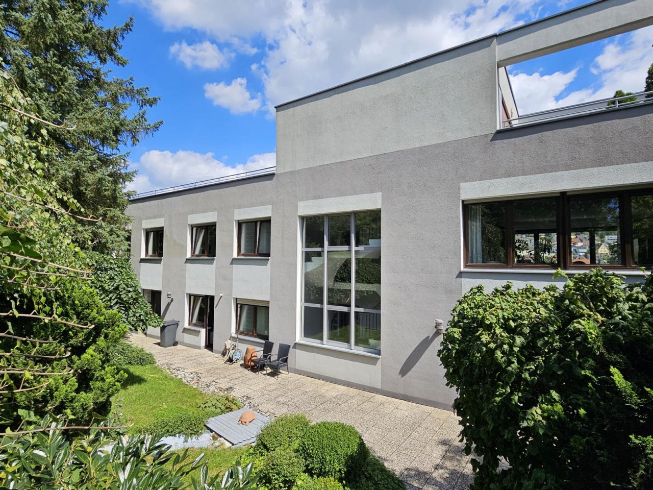 VERKAUFT - Einzigartiges Wohnen mit paradiesischem Garten & 2 Garagen!