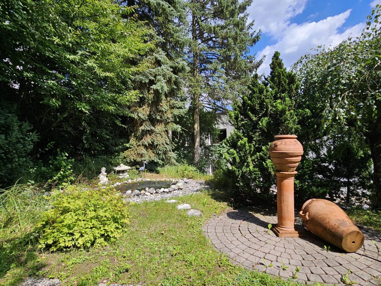 VERKAUFT - Einzigartiges Wohnen mit paradiesischem Garten & 2 Garagen!