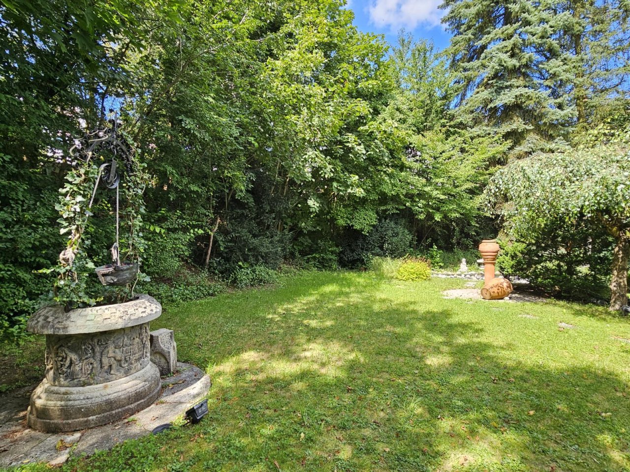 VERKAUFT - Einzigartiges Wohnen mit paradiesischem Garten & 2 Garagen!