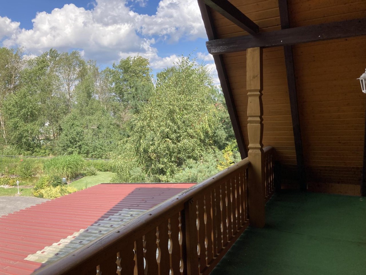 VERKAUFT - Hübsches Haus mit 2 Balkonen, Dachterrasse, Nebengebäude und schönem Garten