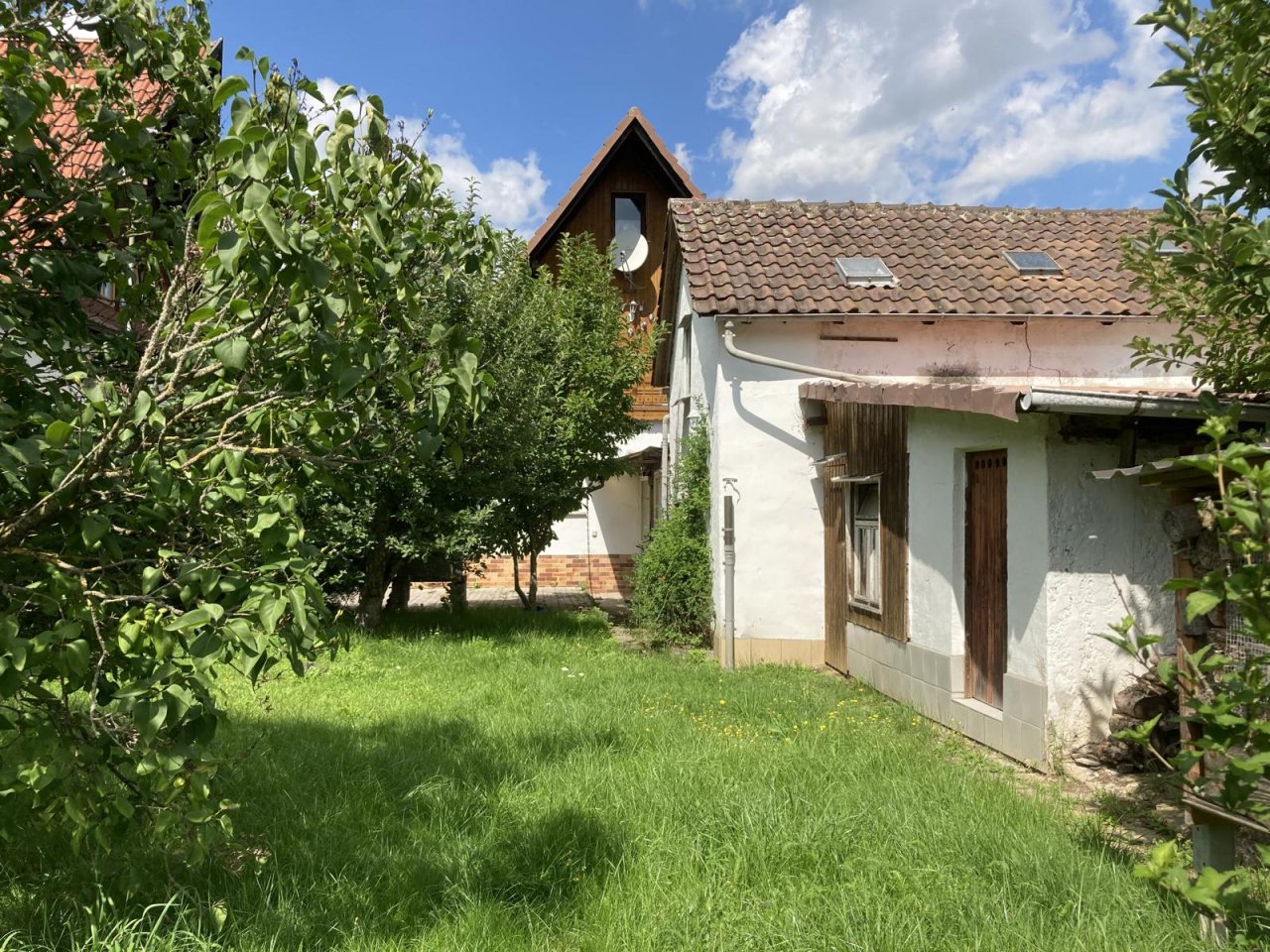VERKAUFT - Hübsches Haus mit 2 Balkonen, Dachterrasse, Nebengebäude und schönem Garten